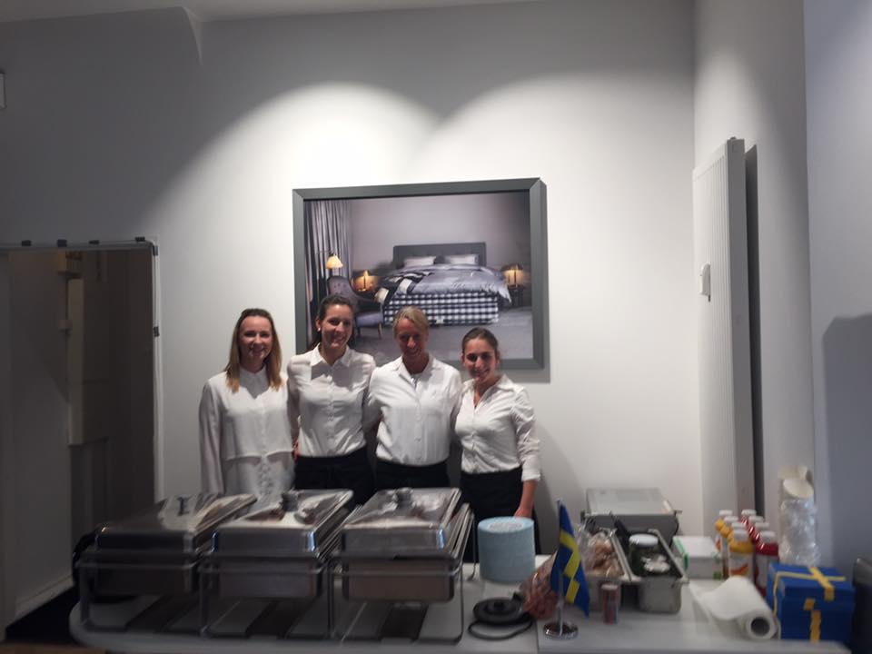 Verpflegungsstation: vegetarische "K�ttbullar" und HotDogs mit aufmerksamen Servicepersonal � Jasmin Arbabian-Vogel@Facebook