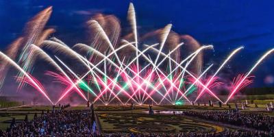 Feuerwerksk�nstler aus aller Welt verwandeln den Himmel �ber dem Gro�en Garten in ein leuchtendes Bl�tenmeer.