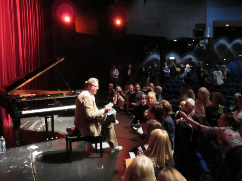 Am Ende der Veranstaltung erf�llte Krister Henriksson viele Signierw�nsche � Wolfgang Sander