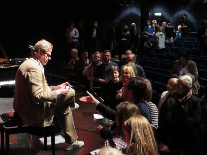 Am Ende der Veranstaltung erf�llte Krister Henriksson viele Signierw�nsche � Wolfgang Sander