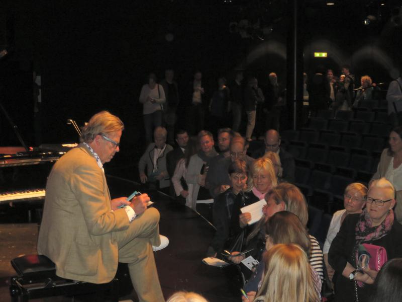 Am Ende der Veranstaltung erf�llte Krister Henriksson viele Signierw�nsche  � Wolfgang Sander