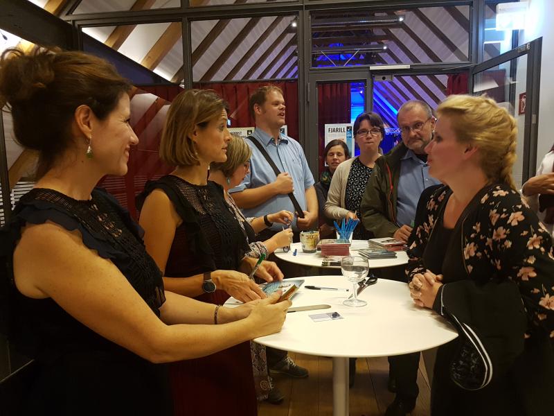 Hanmari Spiegel, Aino L�wenmark l� Wolfgang Sander