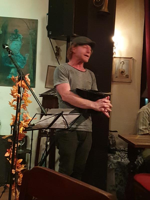 Yasir mit dem Sammel-Zylinde � Wolfgang Sander 2022