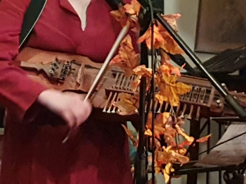 Ditte Andersson mit der Nyckelharpa � Wolfgang Sander 2022