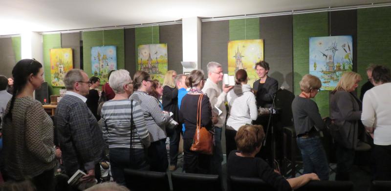 Stefan Ahnhem beim Signieren in der Pause � Wolfgang Sander