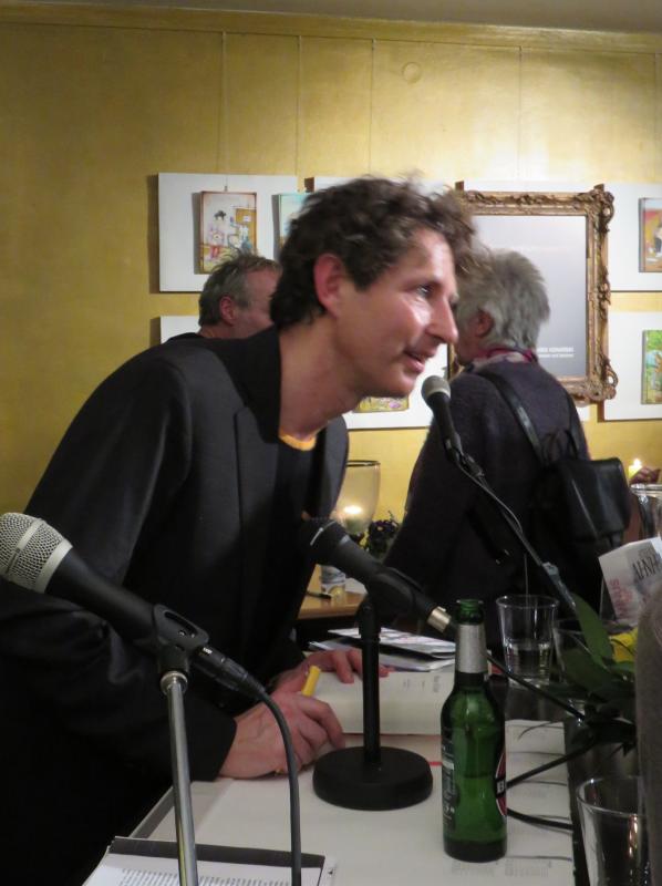 Stefan Ahnhem beim Signieren in der Pause � Wolfgang Sander