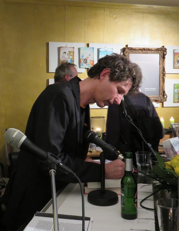 Stefan Ahnhem beim Signieren in der Pause� Wolfgang Sander