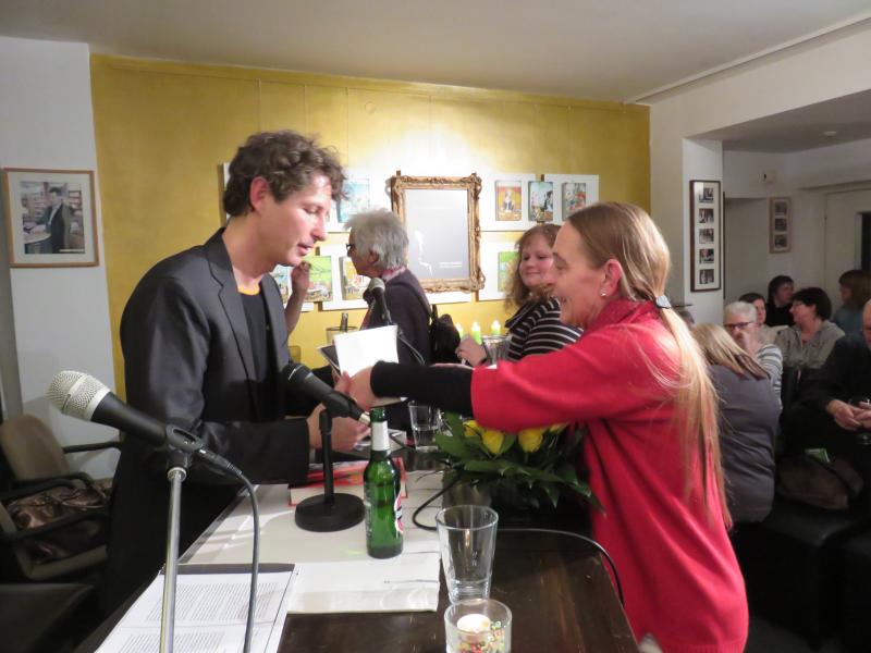 Stefan Ahnhem beim Signieren in der Pause � Wolfgang Sander