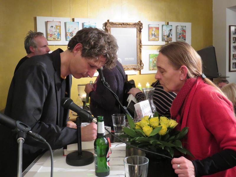 Stefan Ahnhem beim Signieren in der Pause � Wolfgang Sander