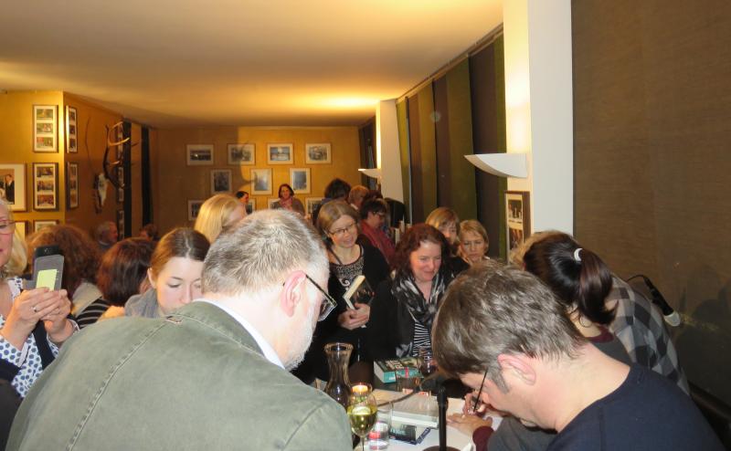 Beim Signieren in der Pause�� Wolfgang Sander