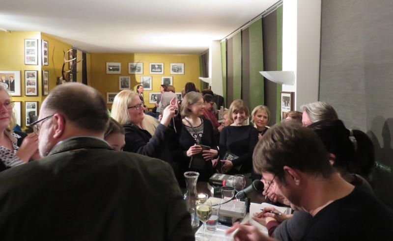 Beim Signieren in der Pause�� Wolfgang Sander