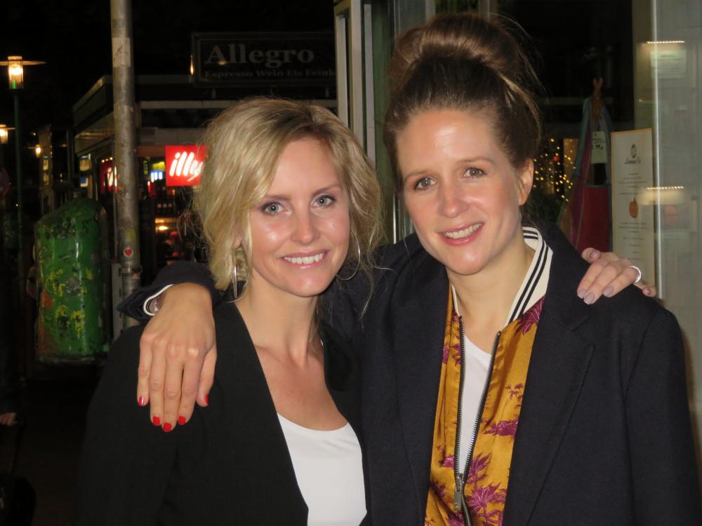 Emelie Schepp, Julia Nachtmann. "Fotoshooting" vor der Lesung � Wolfgang Sander