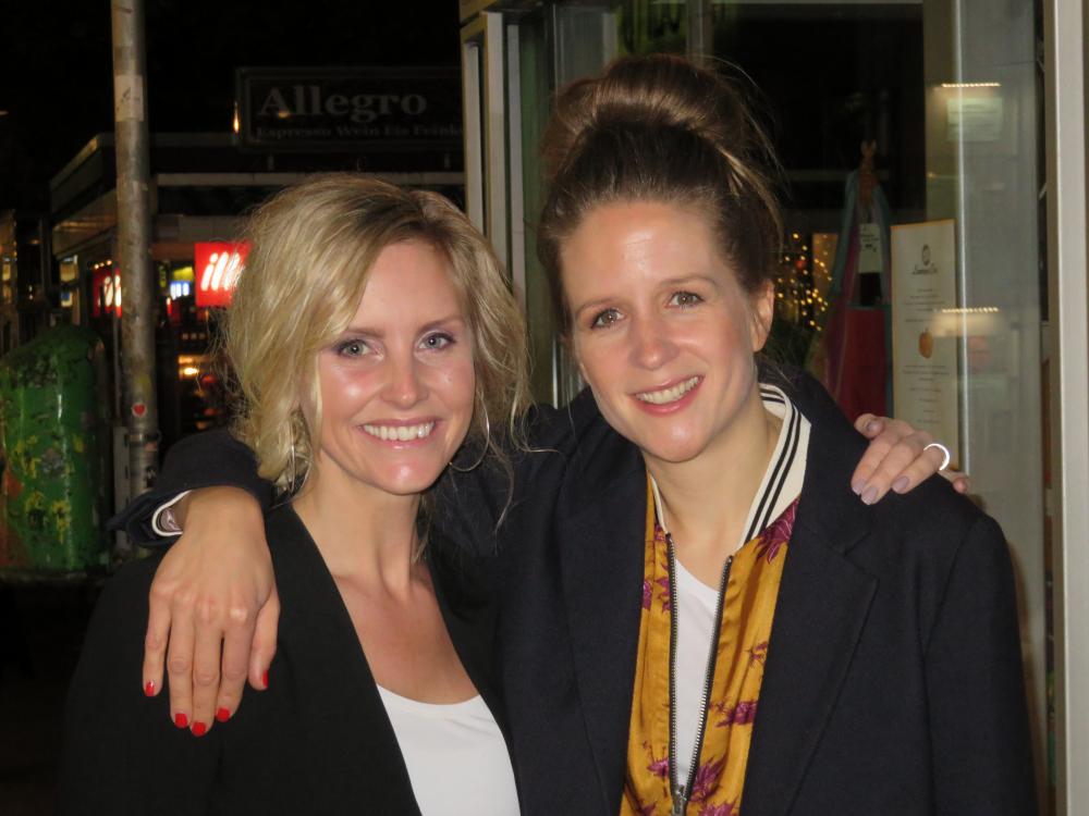 Emelie Schepp, Julia Nachtmann,  "Fotoshooting" vor der Lesung � Wolfgang Sander