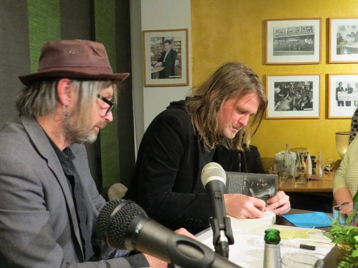 H�kan Axlander Sund, Jerker Eriksson  beim Signieren in der Pause � Wolfgang Sander