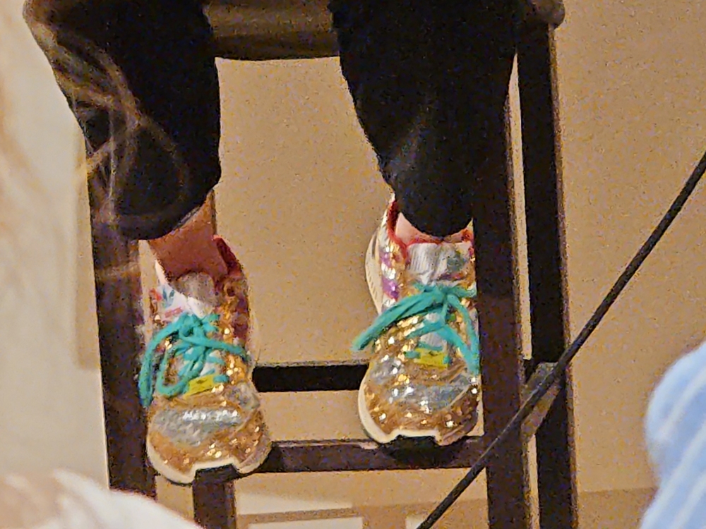 Schicke Schuhe der Vorleserin ;-)  � Wolfgang Sander