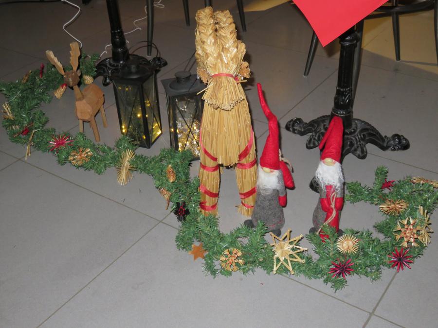 Elch, "Julbock" und "Tomte" bewachten den Arbeitsplatz der Vorleser � Wolfgang Sander