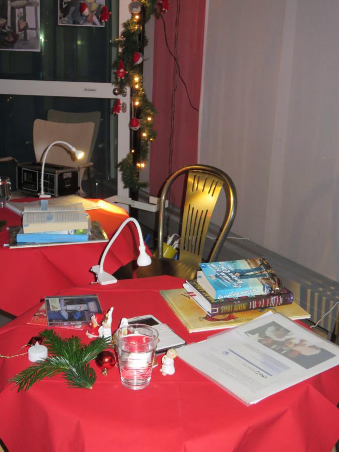 Der Der Arbeitsplatz der Vorleser war weihnachtlich geschm�ckt � Wolfgang Sander