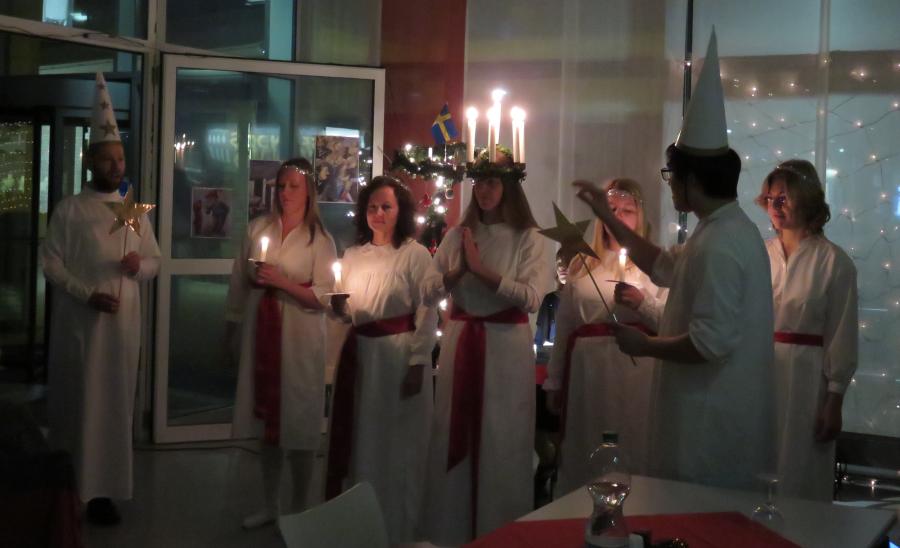 Der Lucia-Zug des Chors des schwedischen Vereins � Wolfgang Sander