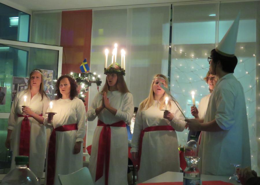 Der Lucia-Zug des Chors des schwedischen Vereins � Wolfgang Sander