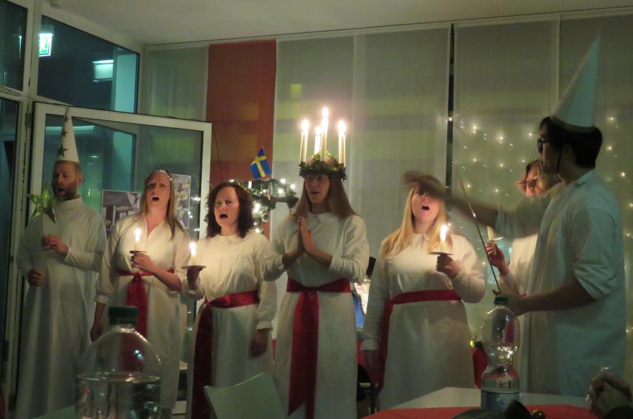 Der Lucia-Zug des Chors des schwedischen Vereins � Wolfgang Sander