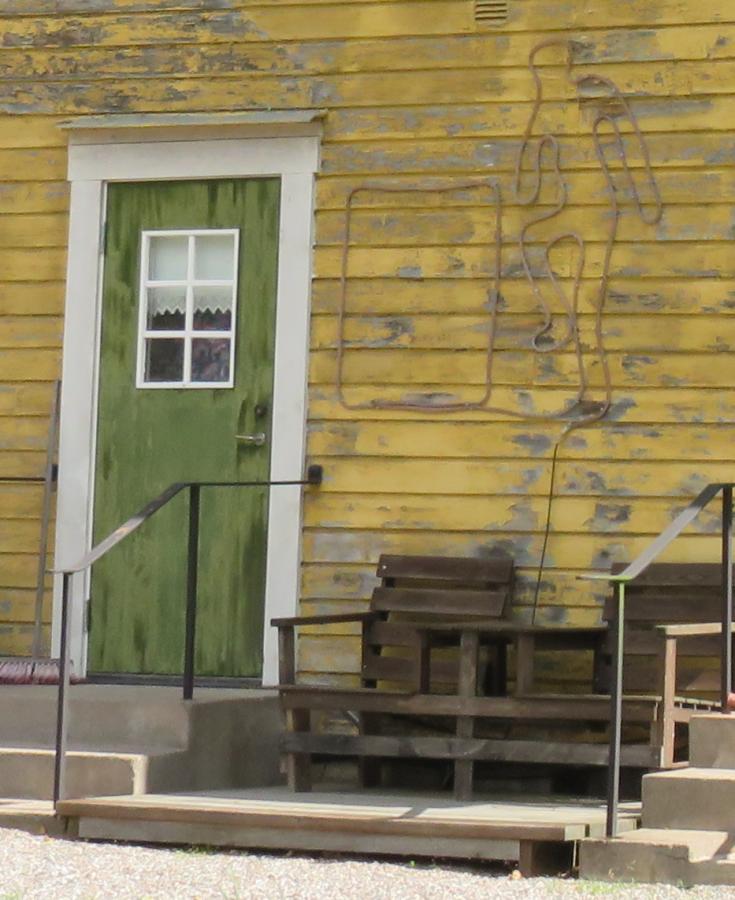 An der Hauswand haben die Besitzer die Silhuette des "Hundertj�hrigen" mit Leuchtband nachgezeichnet � Wolfgang Sander