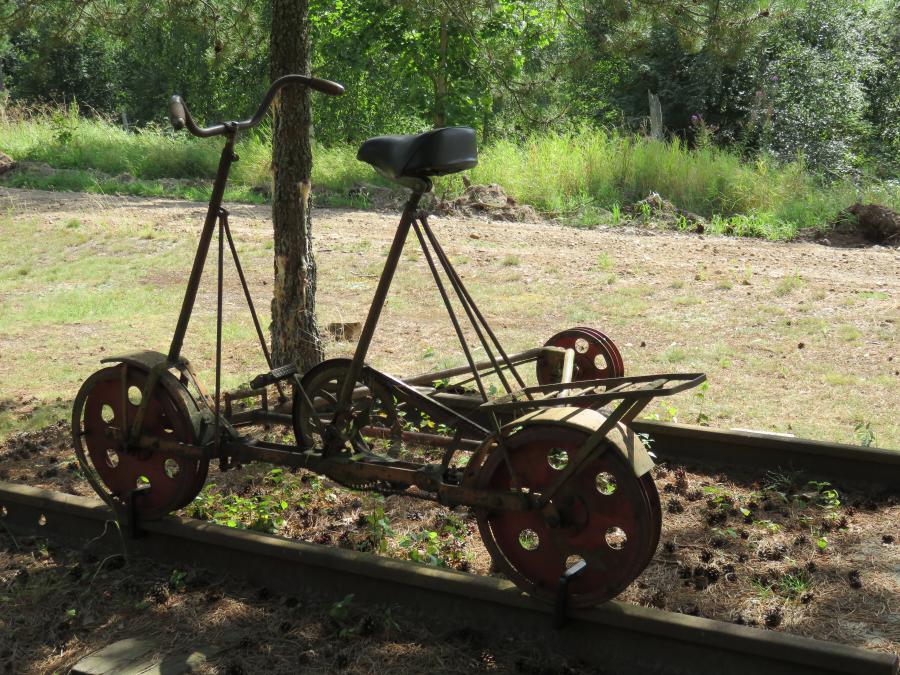 Auf dem Platz vor dem Haus hat die Kommune eine Draisine gestellt und ein G�stebuch samt Schild plaziert � Wolfgang Sander