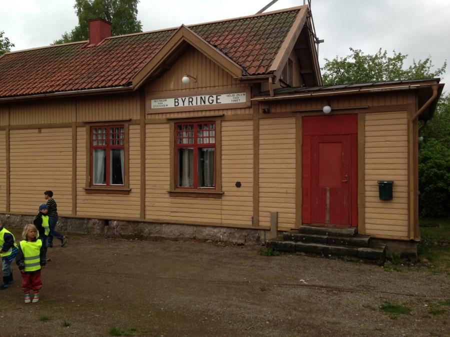 Im Film diente der Bahnhof in Kvarnabo als Byringe Station � Bernt Lindsj�  www.agj.net