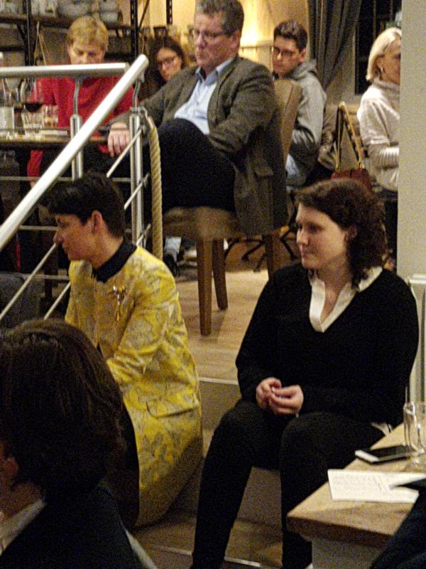 Das Publikum h�rt gebannt zu � Wolfgang Sander