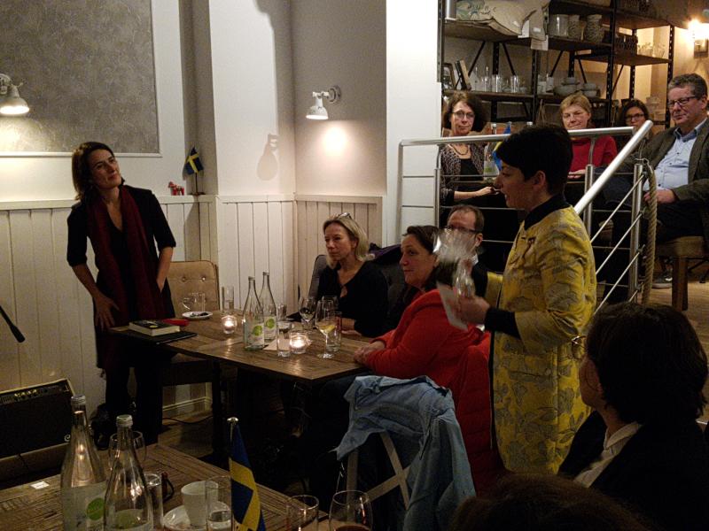 Jasmin Arbabian-Vogel dankt Charlotta Bjelfvenstam � Wolfgang Sander