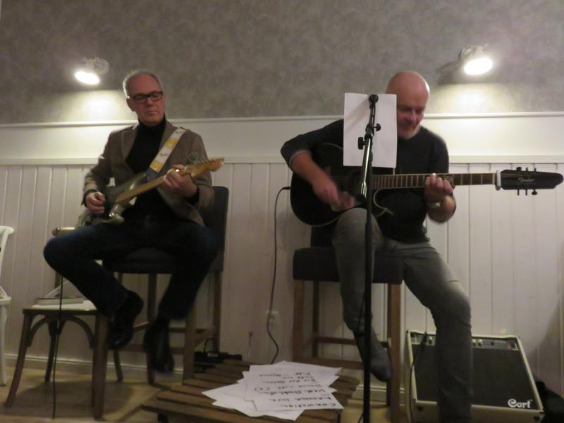 Wolfgang Sick begleitet Michael Krowas bei der musikalischen Untermalung � Wolfgang Sander