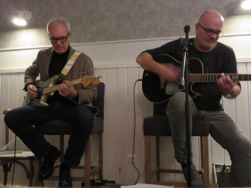 Wolfgang Sick begleitet Michael Krowas bei der musikalischen Untermalung � Wolfgang Sander