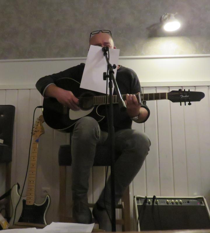 Michael Krowas hinter seinem "Merkzettel" � Wolfgang Sander